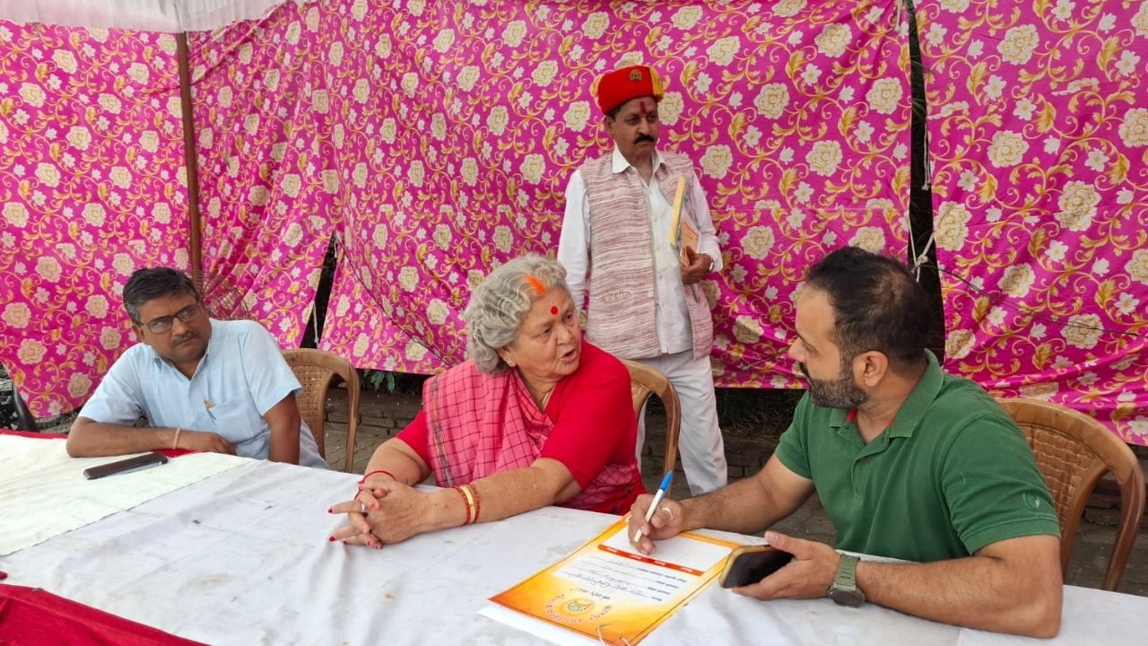 कानपुर में महापौर के छापे में गृहकर शिकायतों का ब्योरा नहीं दे पाए अधिकारी...लगाई फटकार, बोलीं- तुम लोगों को काहे के लिए बैठाया 