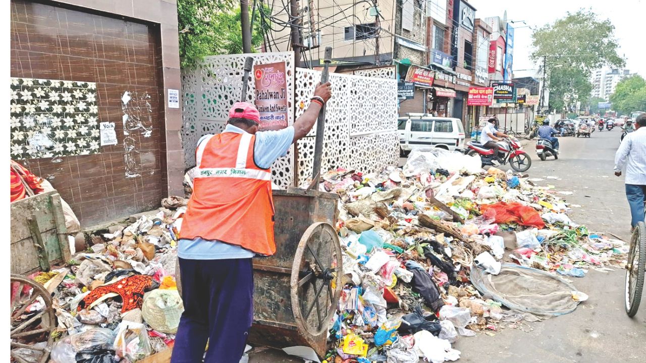 Kanpur News: सड़क को बनाया कूड़ाघर, कंटेनर बने शोपीस...स्मार्ट सिटी के तहत बनाया गया, आज तक नहीं शुरू हुआ