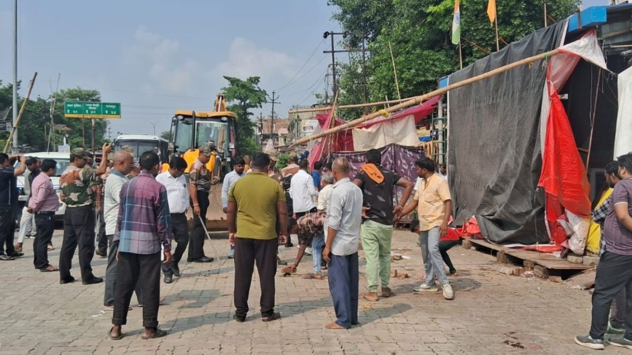 कानपुर में फल चोरी का आरोप लगा सफाई कर्मचारी को पीटा...नगर निगम के गुस्साए कर्मचारियों ने सफाई की ठप