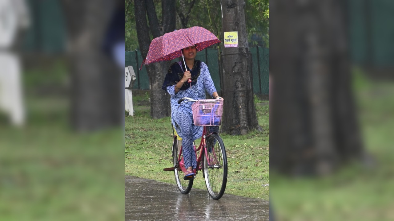 कानपुर में बारिश से मौसम हुआ खुशनुमा: उमस भरी गर्मी से मिली राहत, गंगा बैराज, मोतीझील में लोगों ने उठाया लुत्फ