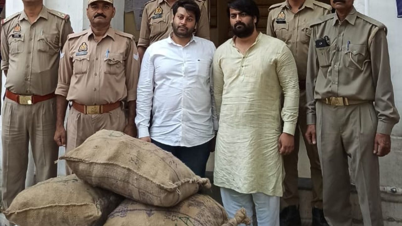 कानपुर में पुलिस ने चंदन की तस्करी करने वाले दो आरोपियों को किया गिरफ्तार: कार से कन्नौज ले जाने की बात कबूली