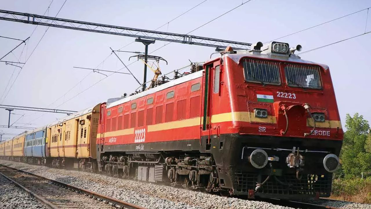 Indian Railway: रेलवे ने त्योहारों को देखते हुए निकाली विशेष ट्रेनें, यात्रियों को मिलेगी सुविधा, इन स्टेशनों से होकर चलेगी...