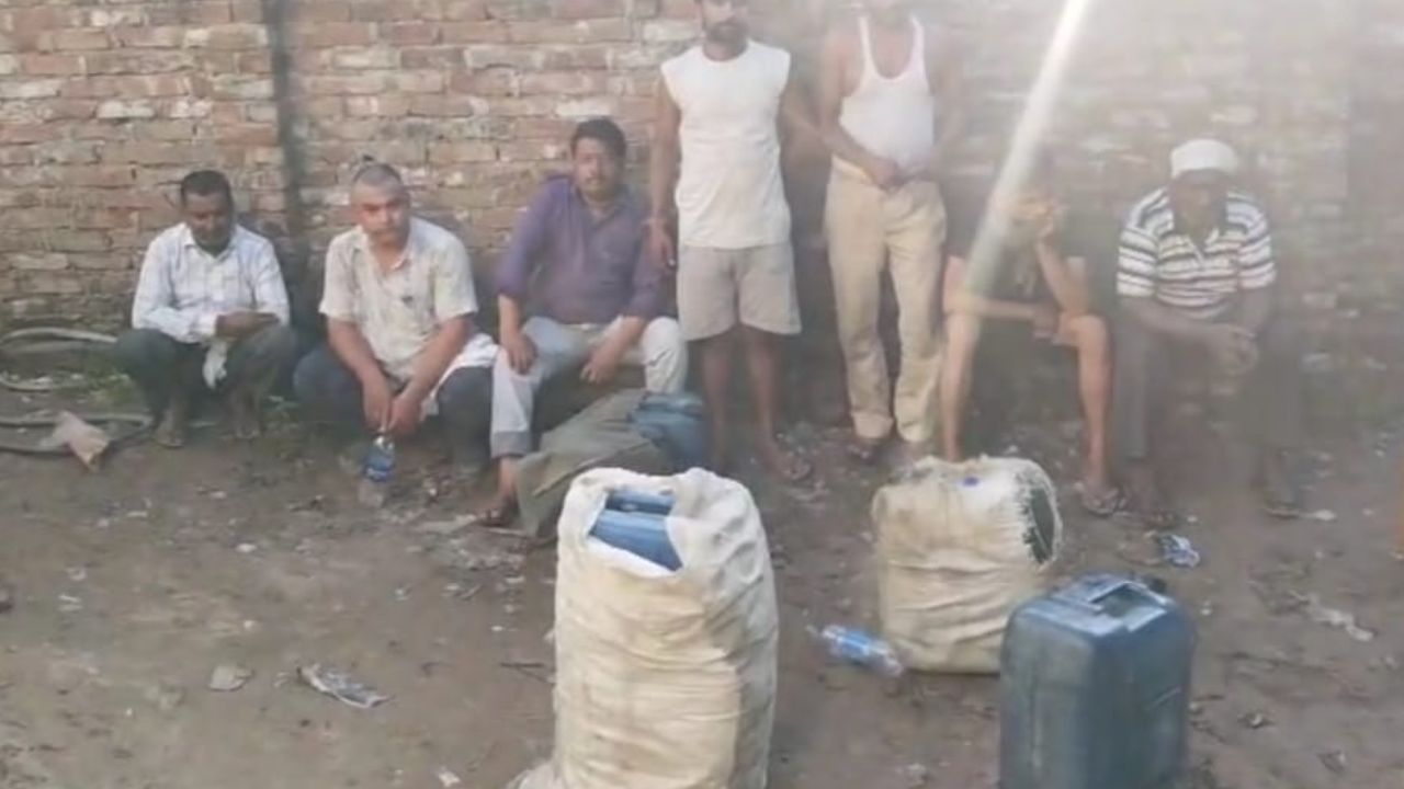 Unnao News: वाहनों से डीजल-पेट्रोल चोरी करने के धंधे का भंडाफोड़, आठ गिरफ्तार