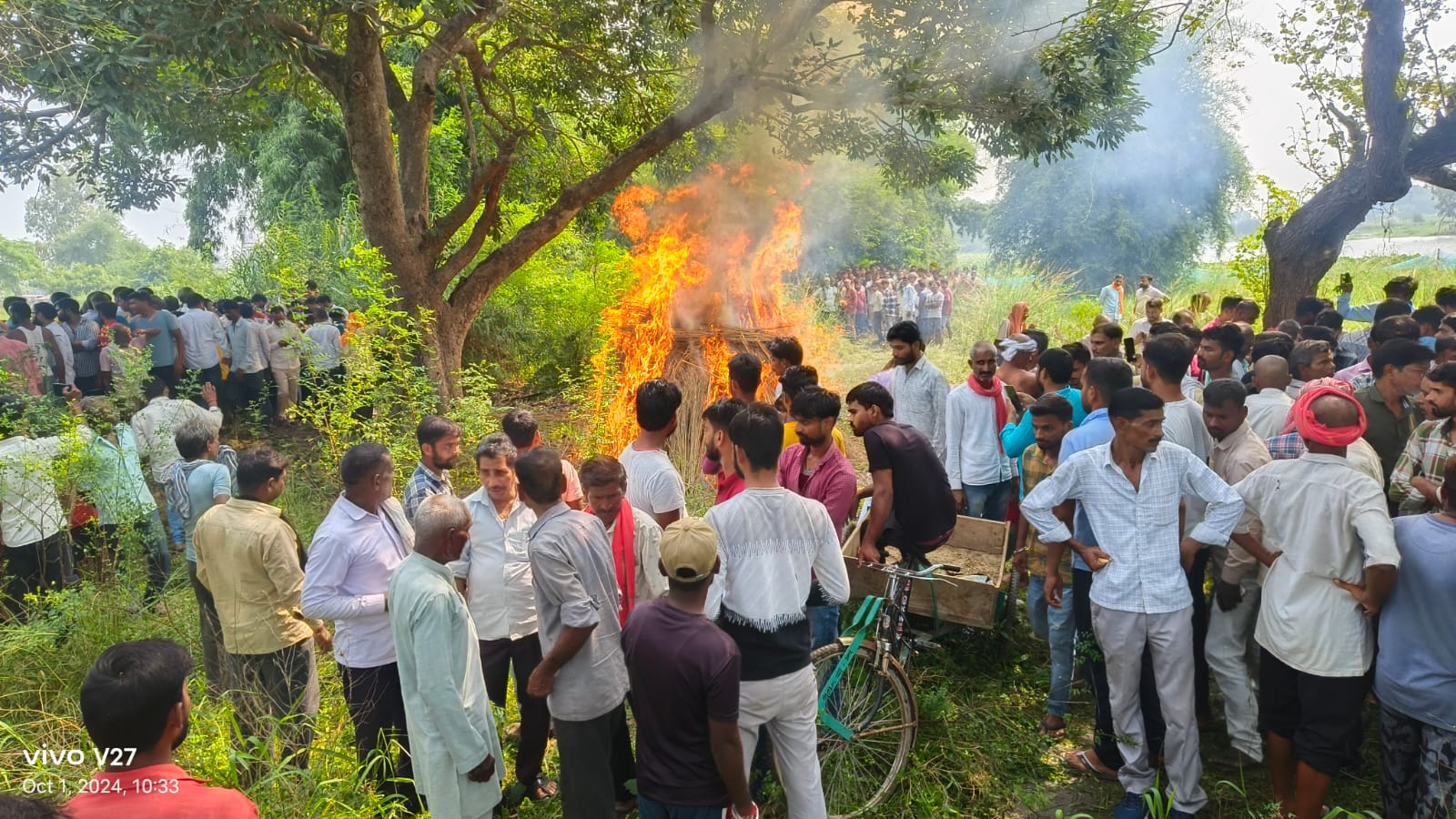 बाराबंकी: पिता ने पुत्र की अर्थी को दिया कांधा तो फट पड़ा कलेजा, गमगीन माहौल में मृतकों का हुआ अंतिम संस्कार