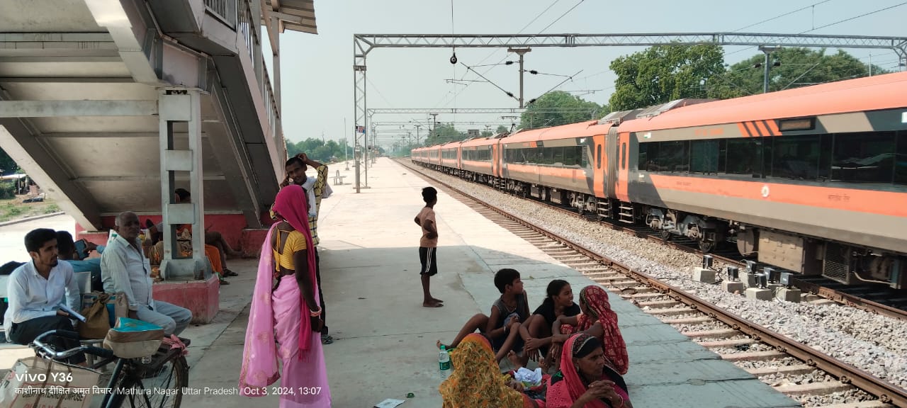 बाराबंकी: प्लेटफॉर्म पर टीनशेड नहीं, यात्री परेशान...ओवरब्रिज की छांव में बैठकर करते हैं ट्रेन का इंतजार