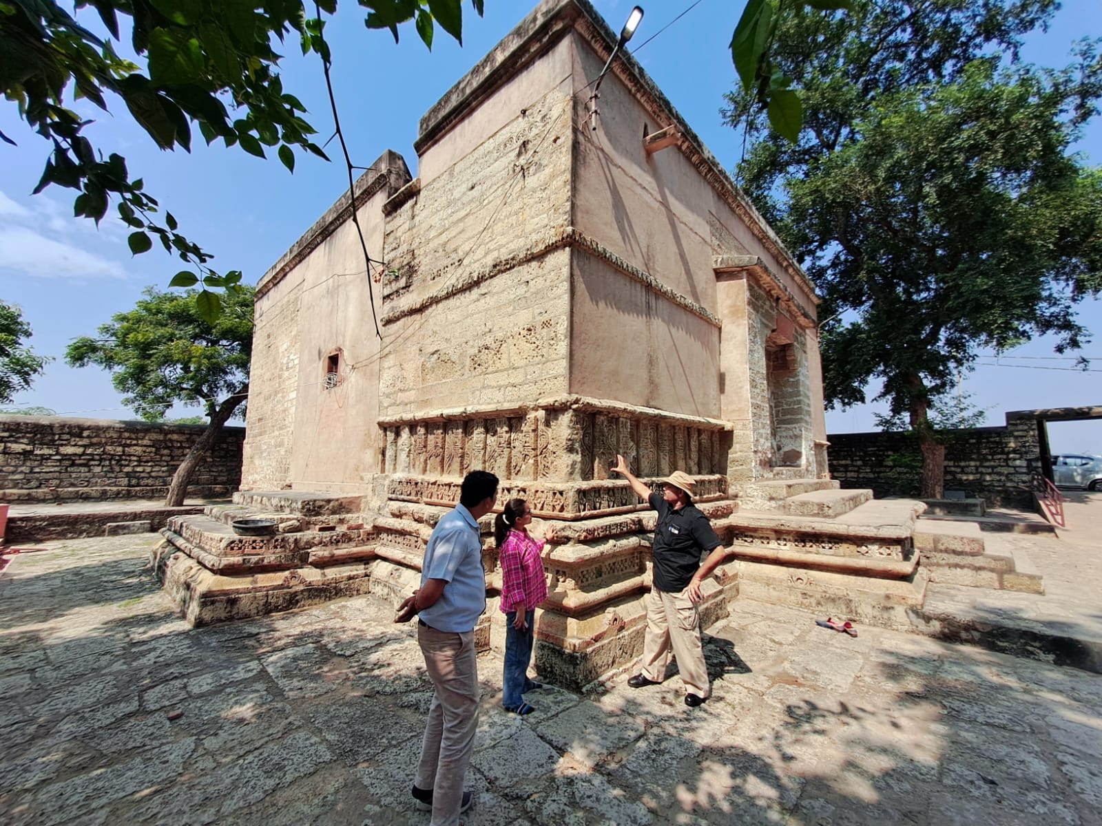 कासगंज: सीताराम मंदिर के टीले में समाई हैं विभिन्न काल की संस्कृतियां, प्राचीन धरोहरों का किया सर्वे