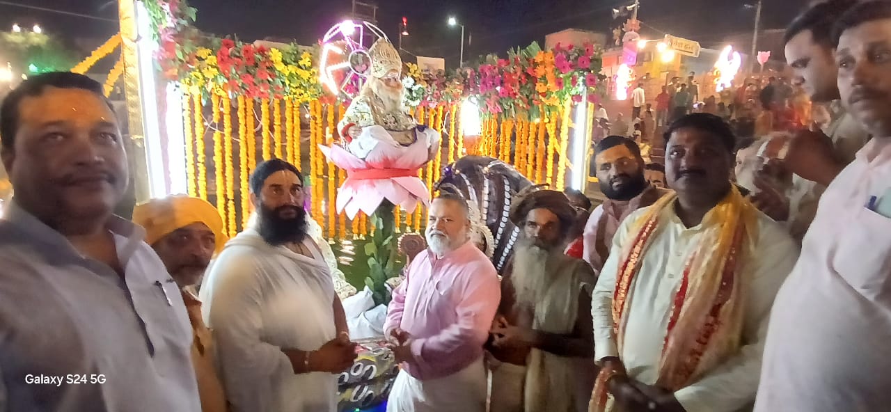 Sharad Purnima 2024: शरद पूर्णिमा के दिन चंद्रमा से हुई अमृत वर्षा, निकली झांकियां 