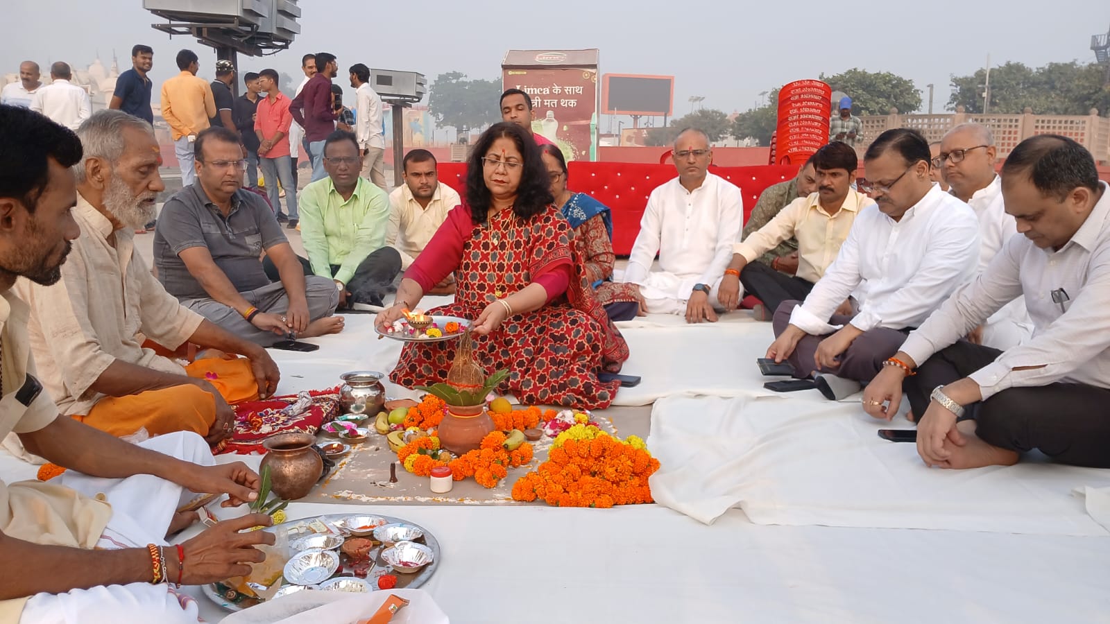 अयोध्या: अवध यूनिवर्सिटी की कुलपति प्रो प्रतिभा गोयल ने किया भूमि पूजन, कहा- दीपोत्सव के सभी कार्य निर्विघ्न पूरे हो