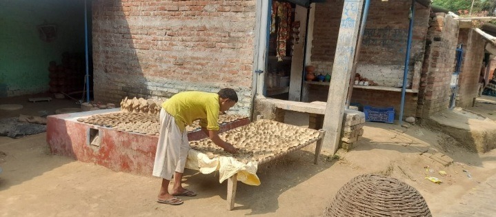 बाराबंकी: उपले व कंडे महंगे, कैसे पकाए कच्चे दीपक...प्रजापति समाज छोड़ रहे हैं पुस्तैनी कार्य