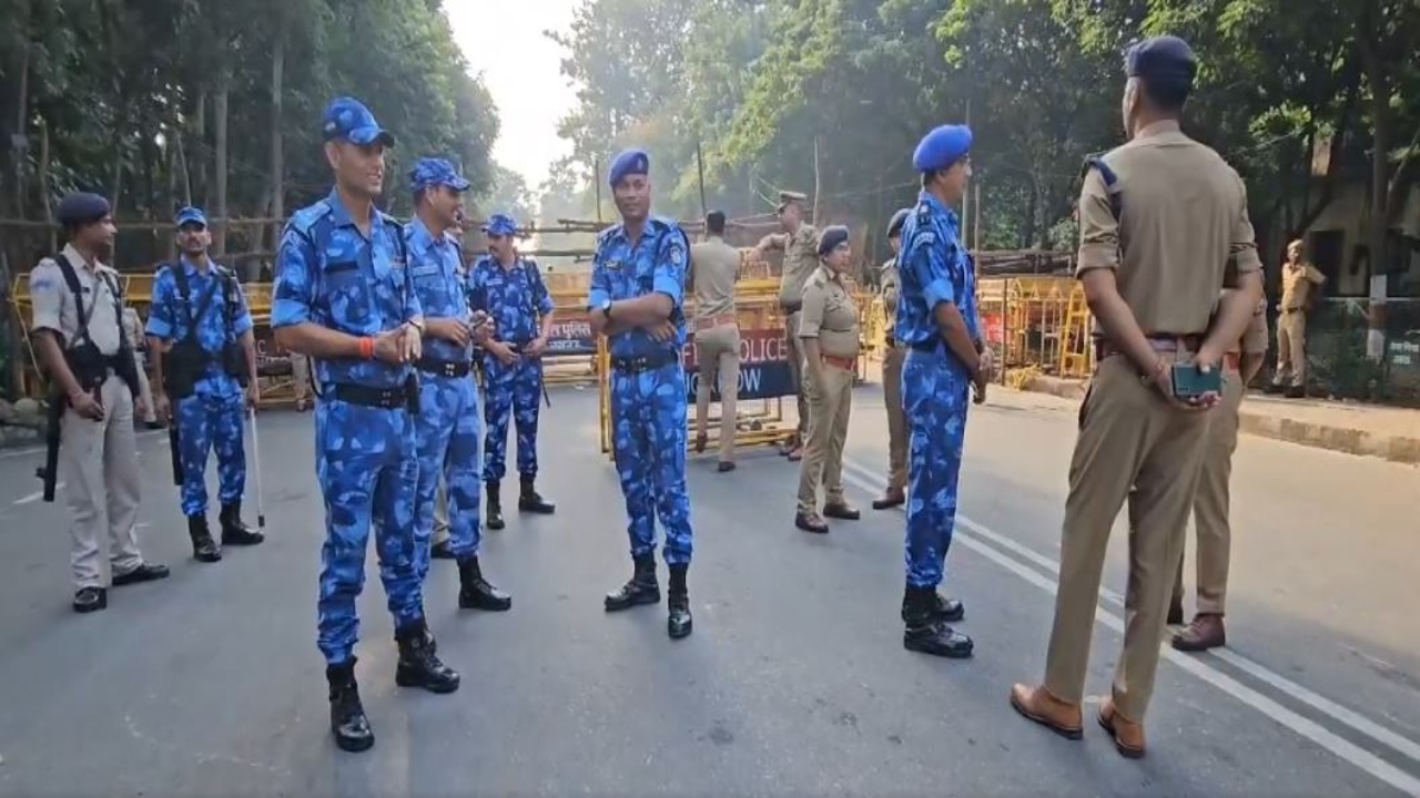  UP सरकार ने सपा प्रमुख को जेपी सेंटर जाने से रोका : अखिलेश यादव ने घर में लगी लोकनायक की मूर्ति पर किया माल्यार्पण 