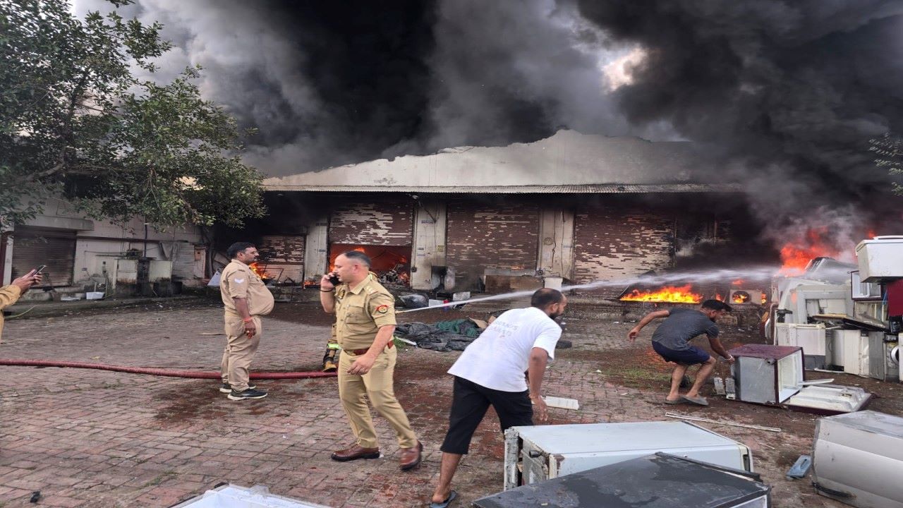 LUCKNOW: वेयर हाउस में लगी भीषण आग, फायर ब्रिगेड की कई गाड़ियां आग बूझाने में जुटी, दो दिन में यह दूसरी घटना