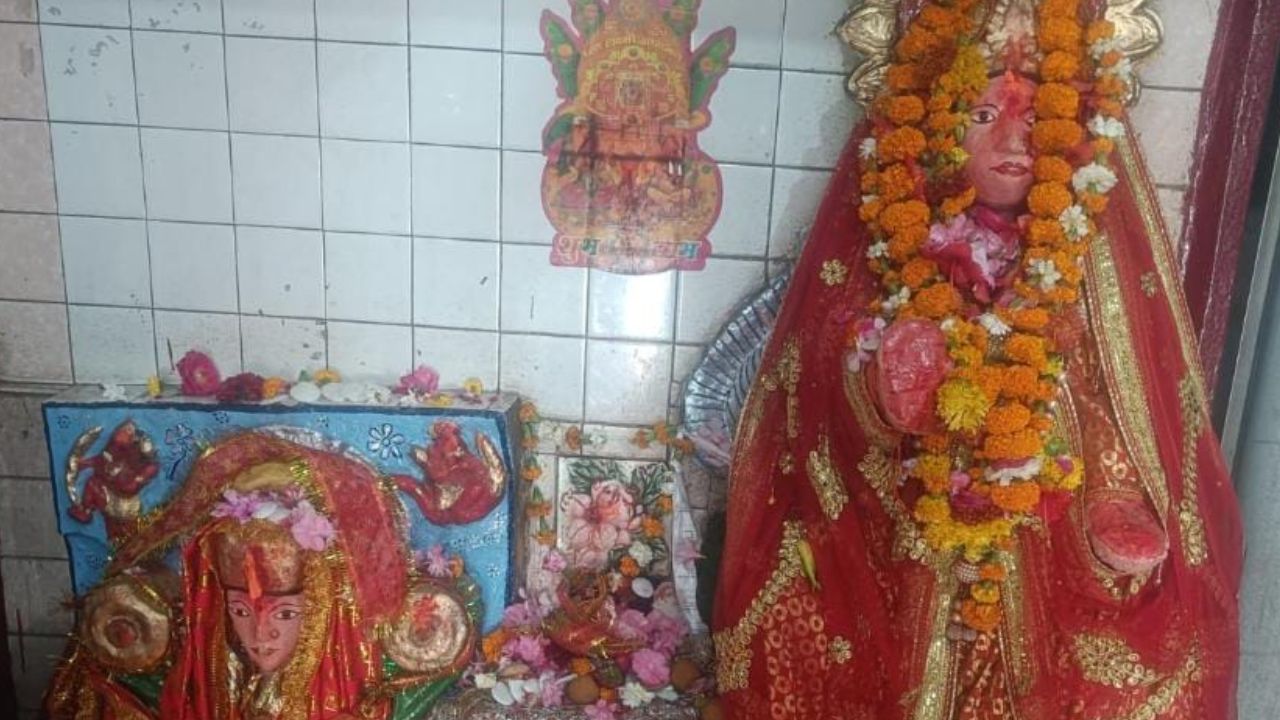 उन्नाव के गंगाघाट में एक ऐसा मंदिर जहां भक्तों की मुरादें होती पूरी, मंदिर के सामने बना प्राचीन तालाब