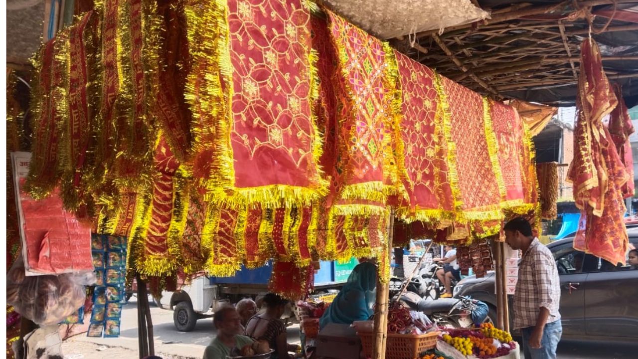 Shardiya Navratri 2024: नवरात्र शुरू होने से पहले जमकर हुई खरीददारी...माता के दरबार सजे, मंदिरों में सुरक्षा के पुख्ता इंतजाम