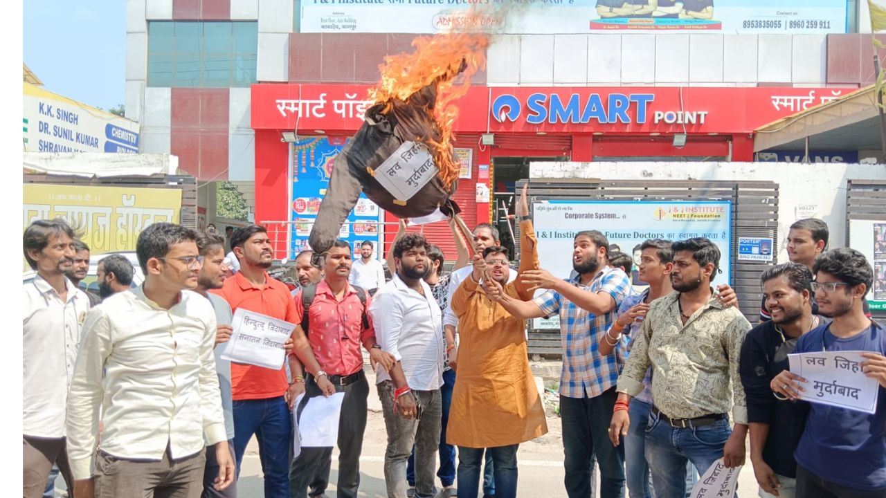 कानपुर के काकादेव में बजरंग दल के कार्यकर्ताओं ने साहिल सिद्दीकी का फूंका पुतला: सैकड़ों की संख्या में छात्र समर्थन में उतरे, आशीष श्रीवास्तव मुर्दाबाद के लगाए नारे