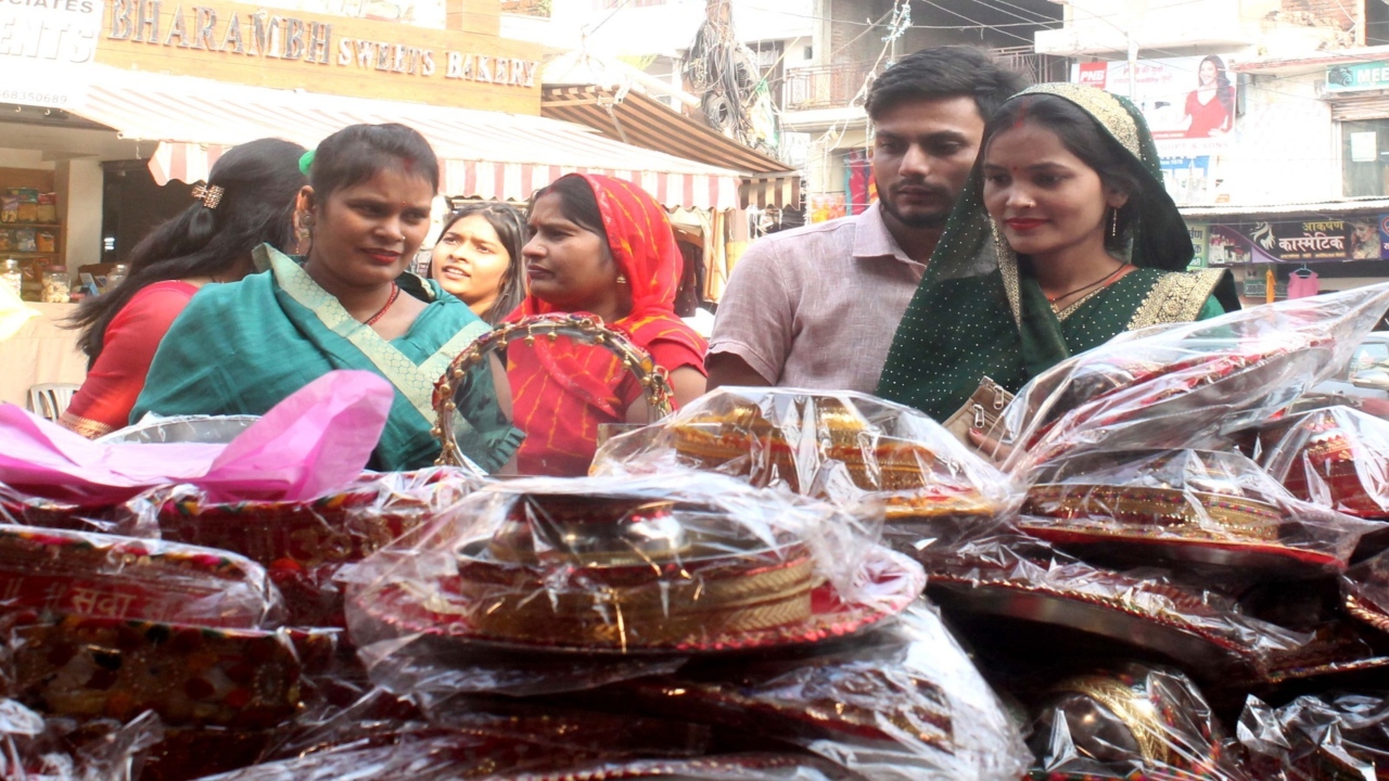 Karva Chauth : ऑर्गेंजा व जिम्मी छू साड़ी बनी महिलाओं की पसंद