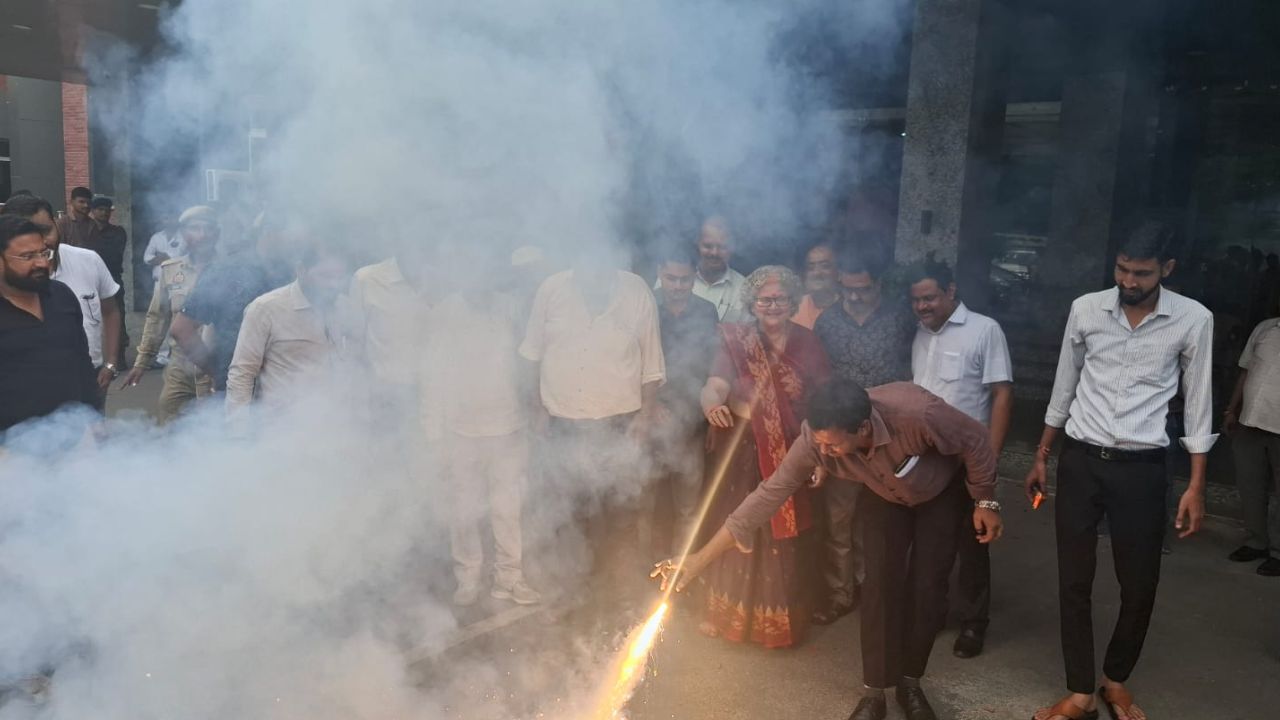 हरियाणा में BJP की जीत पर कानपुर में खुशी: नगर निगम में महापौर ने की आतिशबाजी, बांटे लड्डू