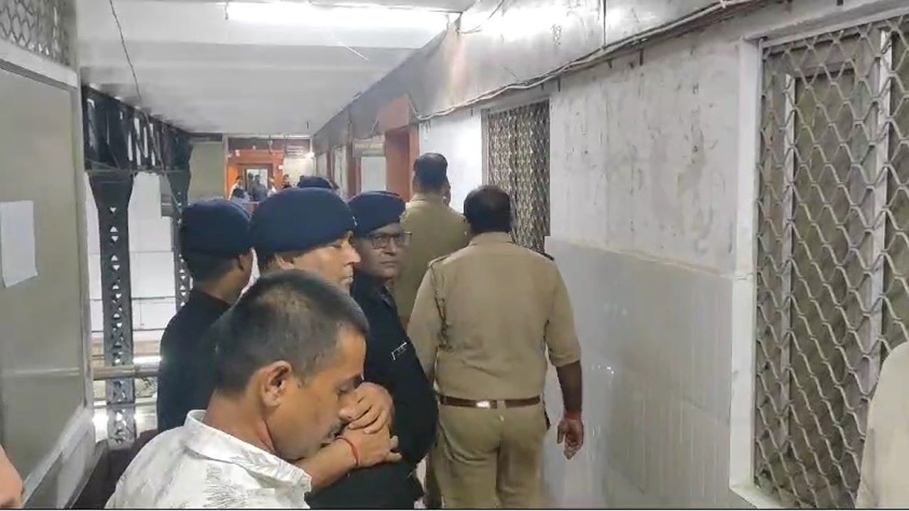 Ghaziabad : कचहरी में बवाल, वकीलों ने जिला जज से की बदसलूकी, लाठी चार्ज, देखें Video