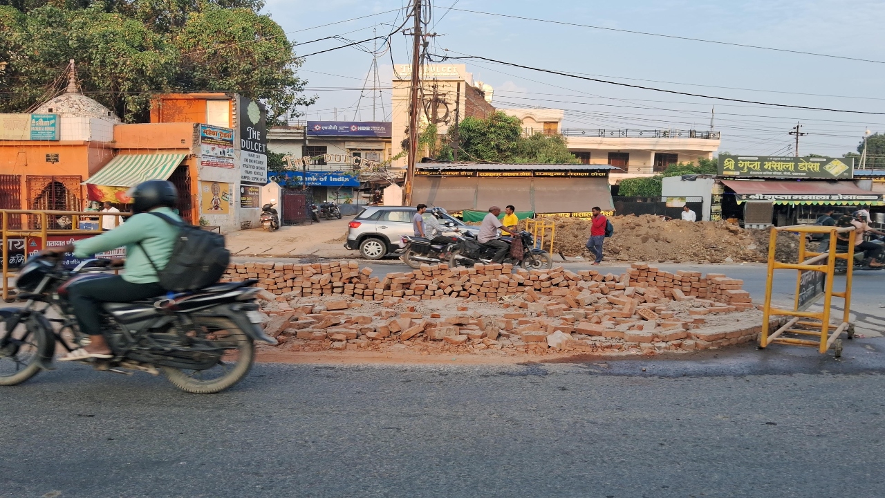 ये कैसा निर्माण: 10 दिन पहले नैनी में बना गोल चौराहा हुआ क्षतिग्रस्त