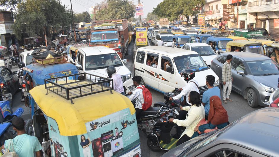 Bareilly: पुलिस और सत्ता के संरक्षण में चल रहे अवैध टैक्सी स्टैंड, CM का आदेश भी बेअसर