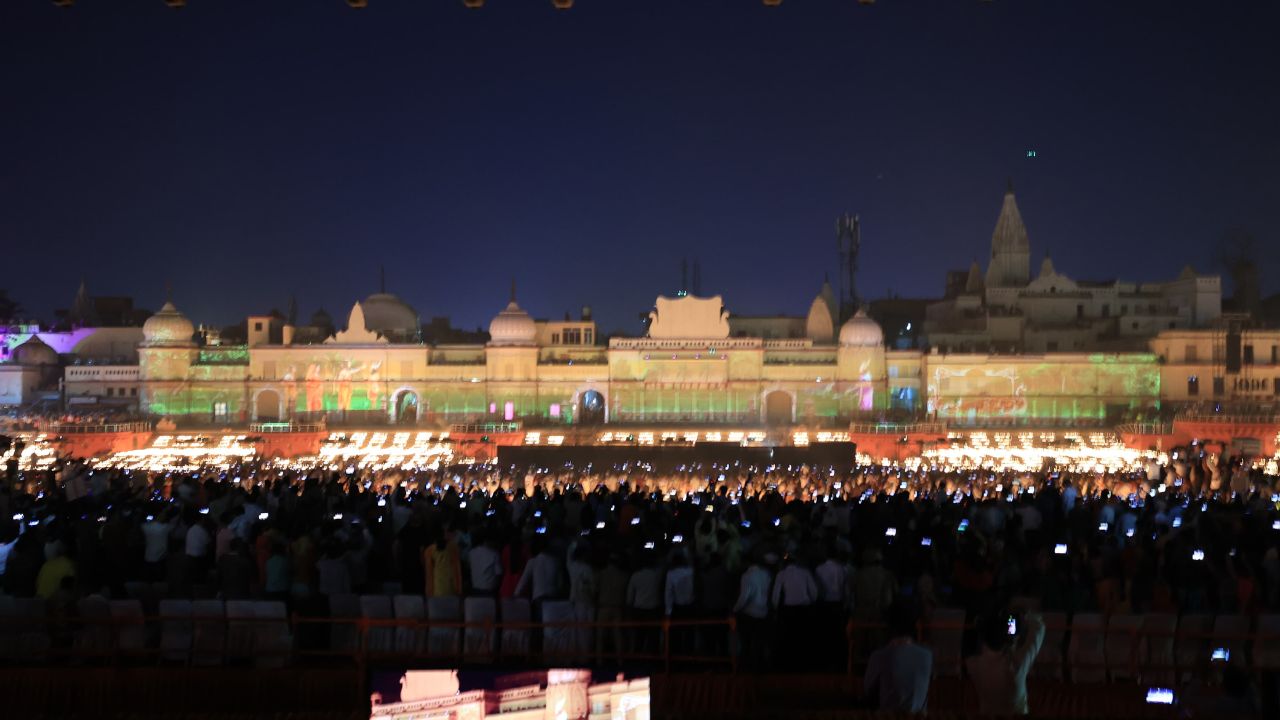 दूर से देखने पर त्रेतायुगीन अयोध्या का दृष्य सामने आ रहा है