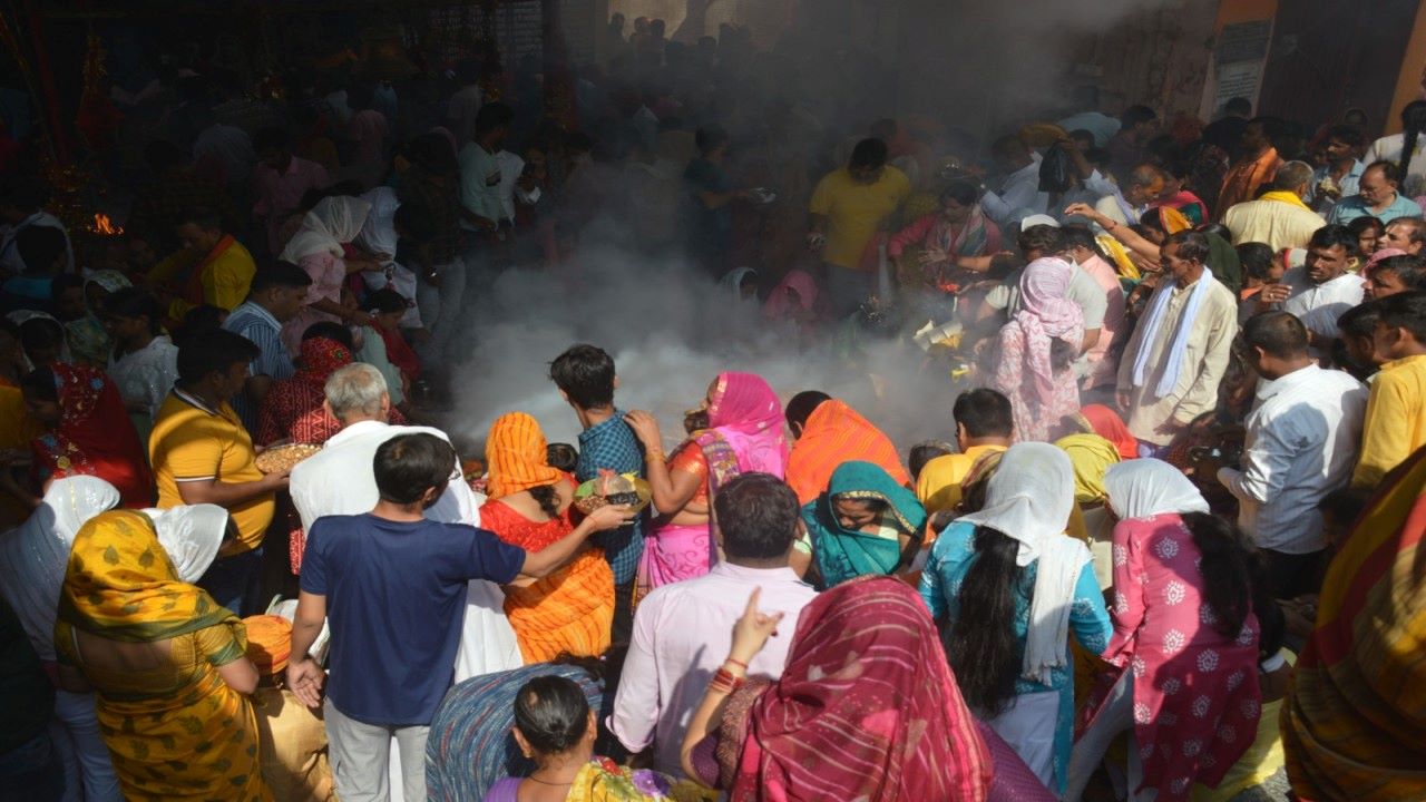 अयोध्या: नवरात्र के अंतिम दिन मंदिरों में उमड़ी भीड़, भक्तों का लगा तांता, कन्याओं का हुआ पूजन