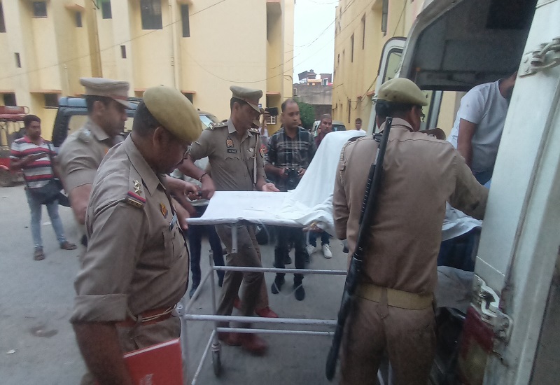 संभल : पुलिस चौकी के बाहर महिला ने लगाई आग, हालत गंभीर...प्रेम प्रसंग के चलते उठाया आत्मघाती कदम  