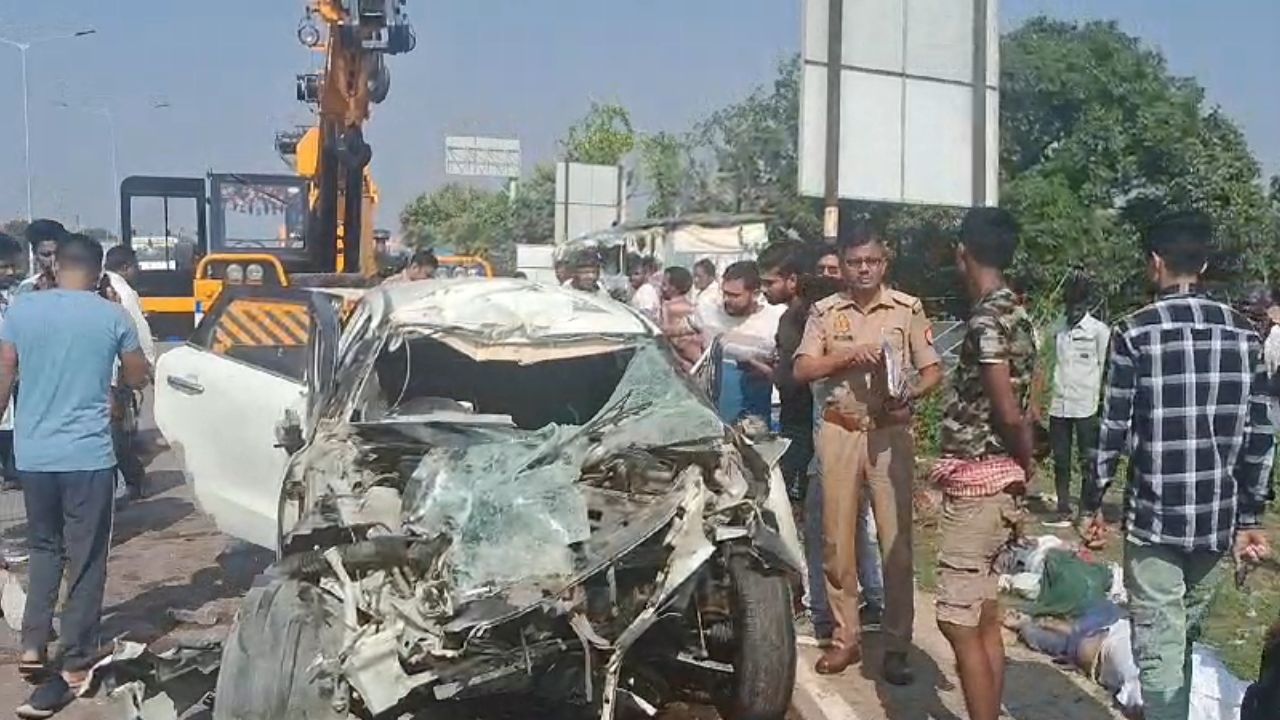 Fatehpur Accident: खड़े ट्राला में घुसी कार...हादसे में दो की मौके पर मौत व एक ने अस्पताल में तोड़ा दम, कन्नौज से प्रयागराज जा रहे थे