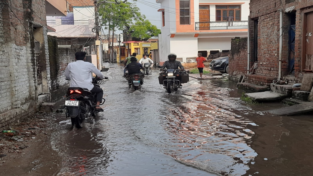 20 मिनट की बारिश से जलभराव, लालबाग लबालब : 14 कोसी परिक्रमा मार्ग पर चौड़ीकरण के कारण फैल गया कीचड़