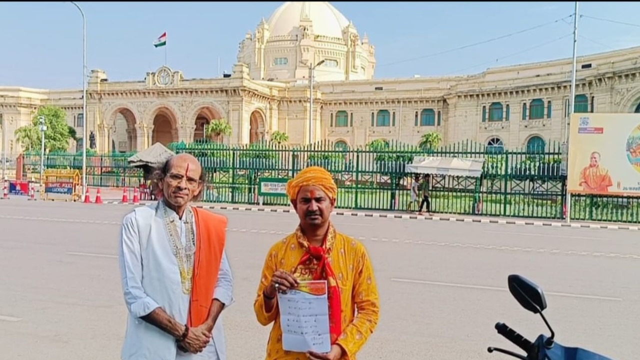 विजयदशमी पर मथुरा से लखनऊ पहुंचा मां दुर्गा मंदिर का विवाद, संत ने खून से लिखा था सीएम को पत्र