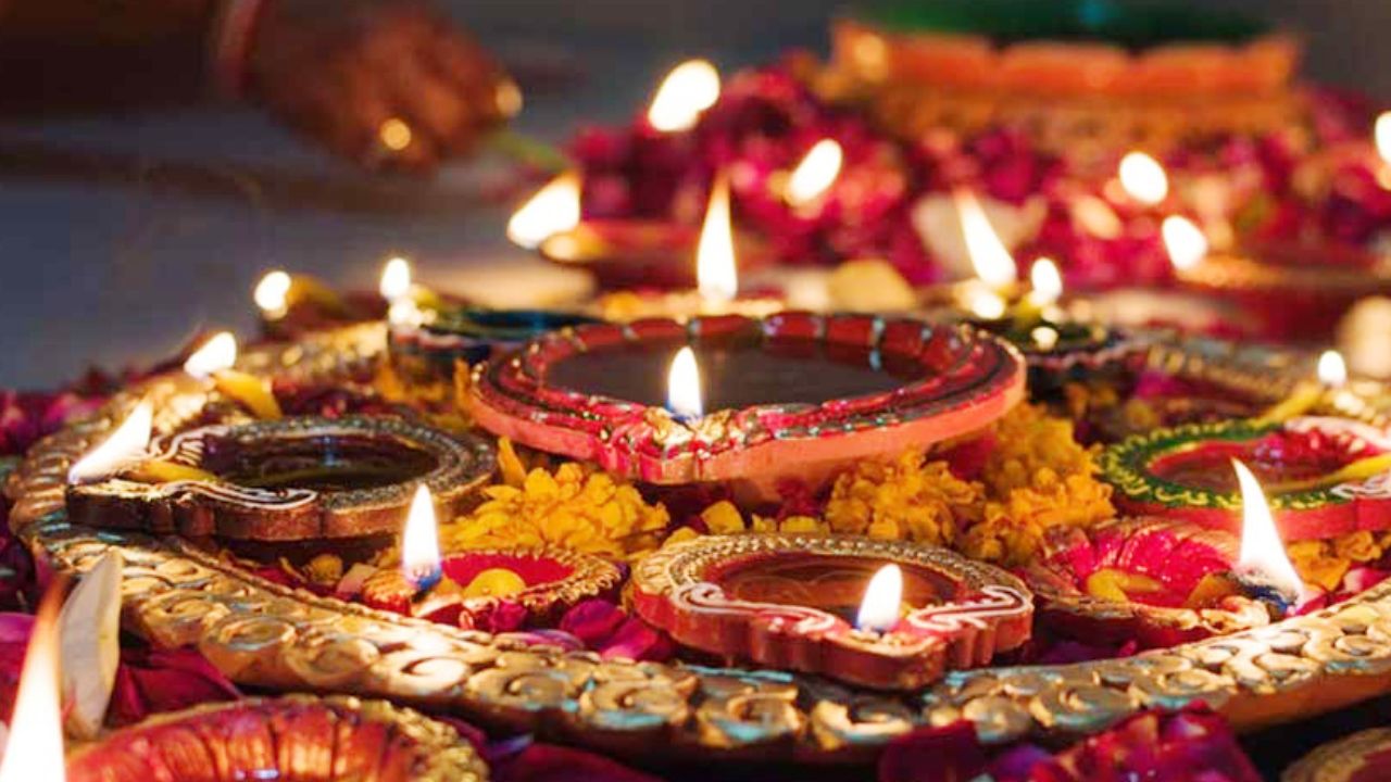 Deepawali 2024: इस दिन मनाई जाएगी दीपावली...शाम 5 बजे के बाद लक्ष्मी पूजन मुहूर्त, प्रदोषकाल व महानिशीथ काल का होगा मिलन