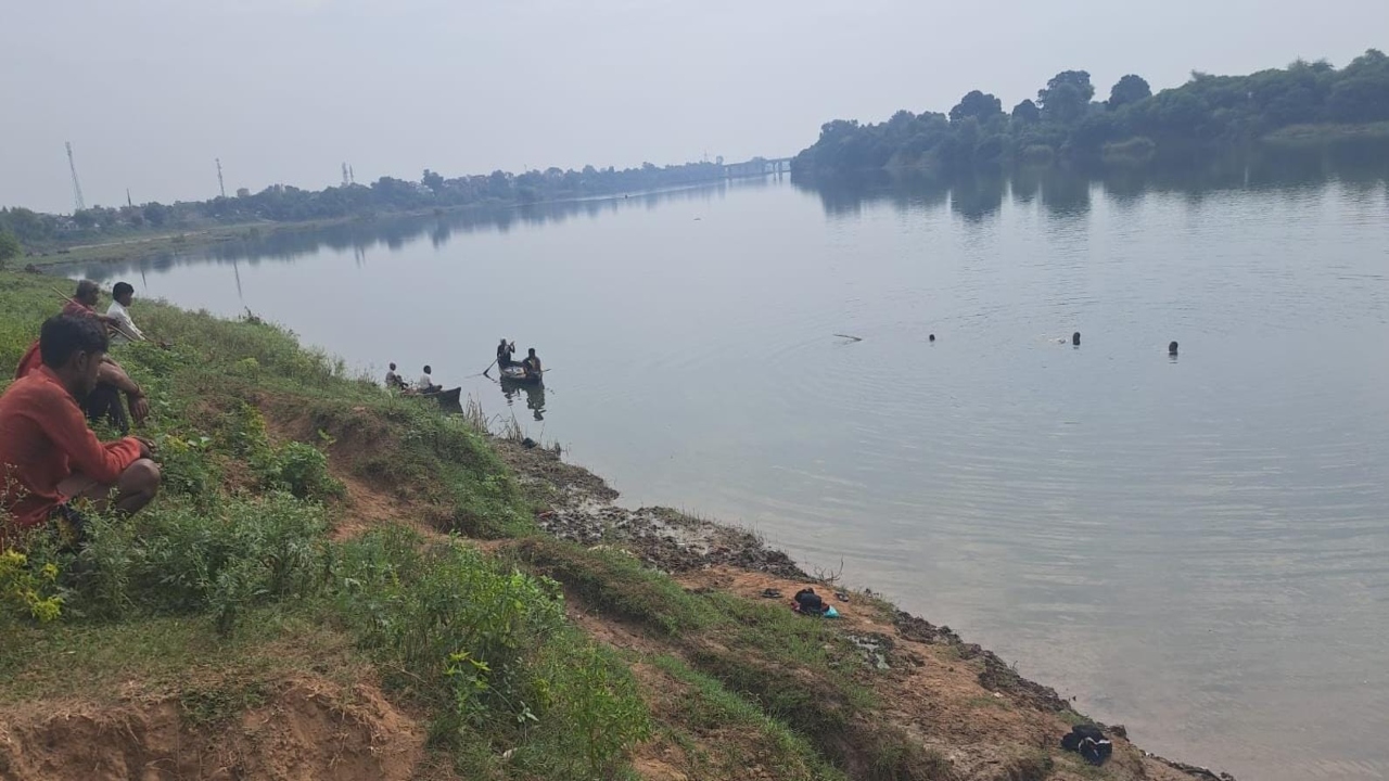 तमस नदी में मूर्ति विसर्जन करने गया युवक डूबा, नही लगा सुराग : घाट पर जुटी भीड़, परिवार में मचा कोहराम