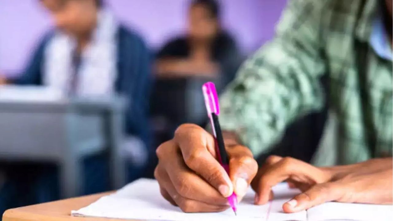 UP Board Exam: Kanpur के केंद्रों में 2000 तक परीक्षार्थी दे सकेंगे परीक्षा, सुविधाओं की हो रही जांच, सीटें व कमरे गिने जा रहे  