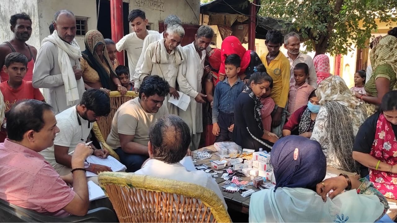 संभल: सारंगपुर में बुखार से महिला समेत तीन की मौत, कई सौ लोग पीड़ित, स्वास्थ्य विभाग ने शिविर लगाकर किया ग्रामीणों का इलाज 