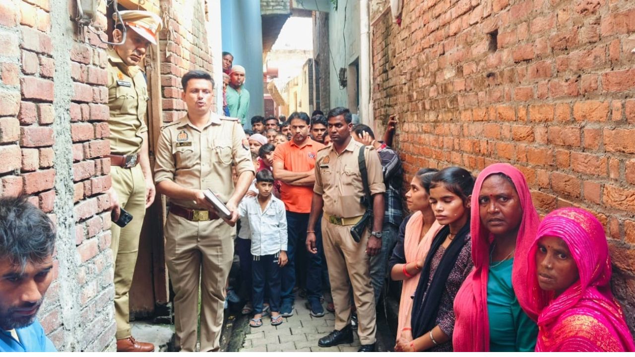 संभल: खून से सना चाकू लेकर अपने तीनों बेटों के साथ पुलिस चौकी पहुंचा पति; बोला- गला काटकर कर दी पत्नी की हत्या