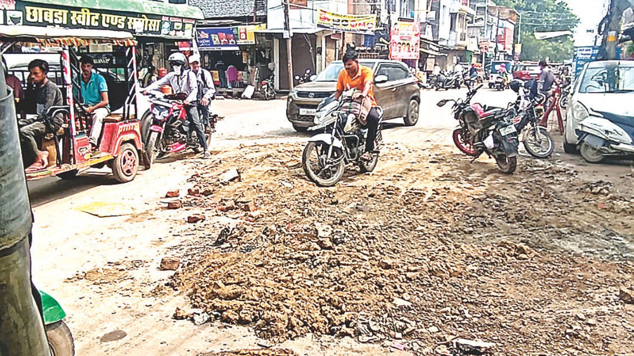 Kanpur: पैचवर्क के दो दिन बाद ही खोद दी सड़क, ठेकेदार के खिलाफ उठी कार्रवाई की मांग, जलकल जेई ने कहा ये...