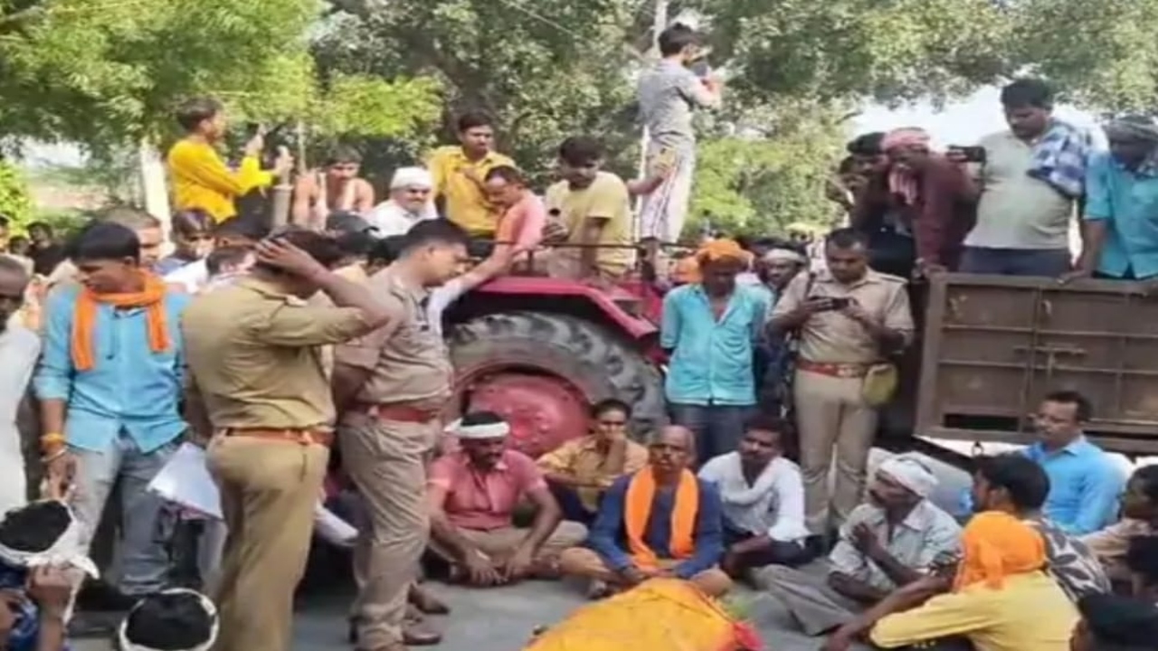 हरदोई : घर वाले बोले...हादसा नहीं,हत्या, सड़क पर शव रख कर लगाया जाम