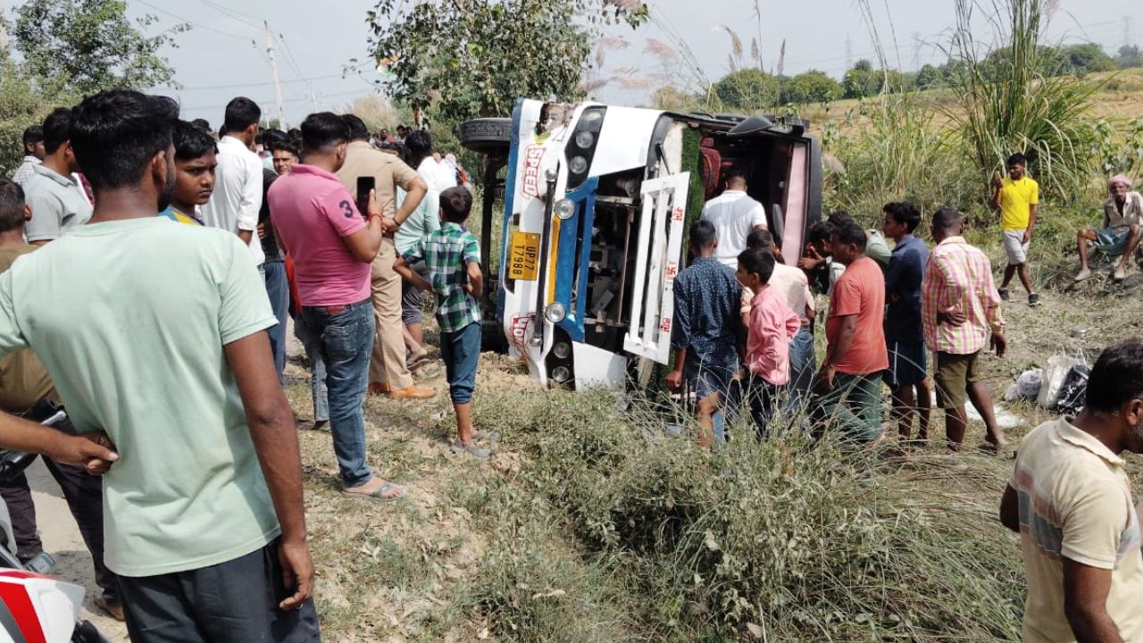 कानपुर में ओवरटेक करने के चलते सवारियों से भरी तेज रफ्तार बस पलटी: मची चीख-पुकार, एक दर्जन से अधिक सवारी घायल