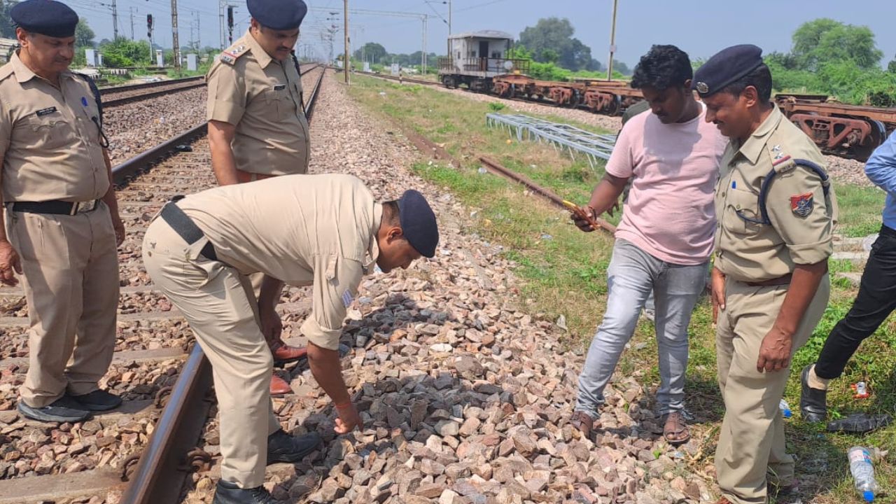 Kanpur में ट्रेन हादसों के बाद अब कानपुर देहात के अंबियापुर रेलवे स्टेशन के पास रेल पटरी पर मिला अग्निशमन सिलेंडर: रेलवे प्रशासन में मचा हड़कंप