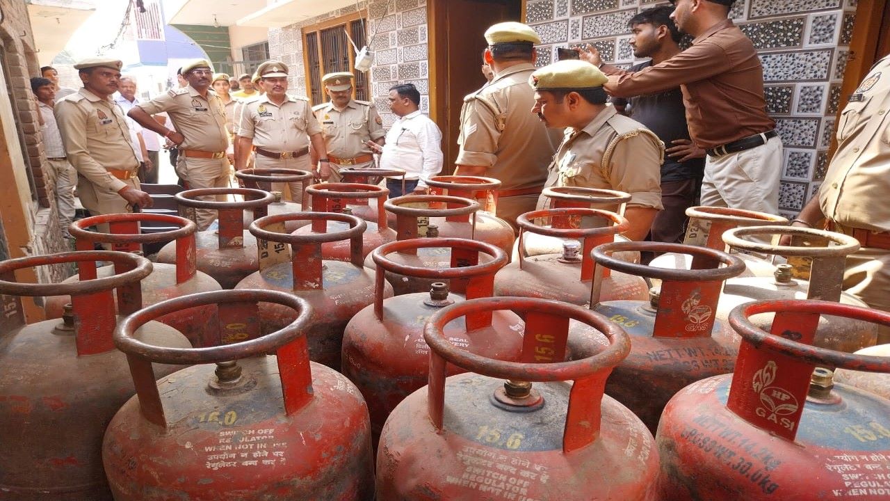  शाहजहांपुर: घनी आबादी के बीच चल रहा था अवैध मिनी गैस गोदाम, खतरे में थी लोगों की जान