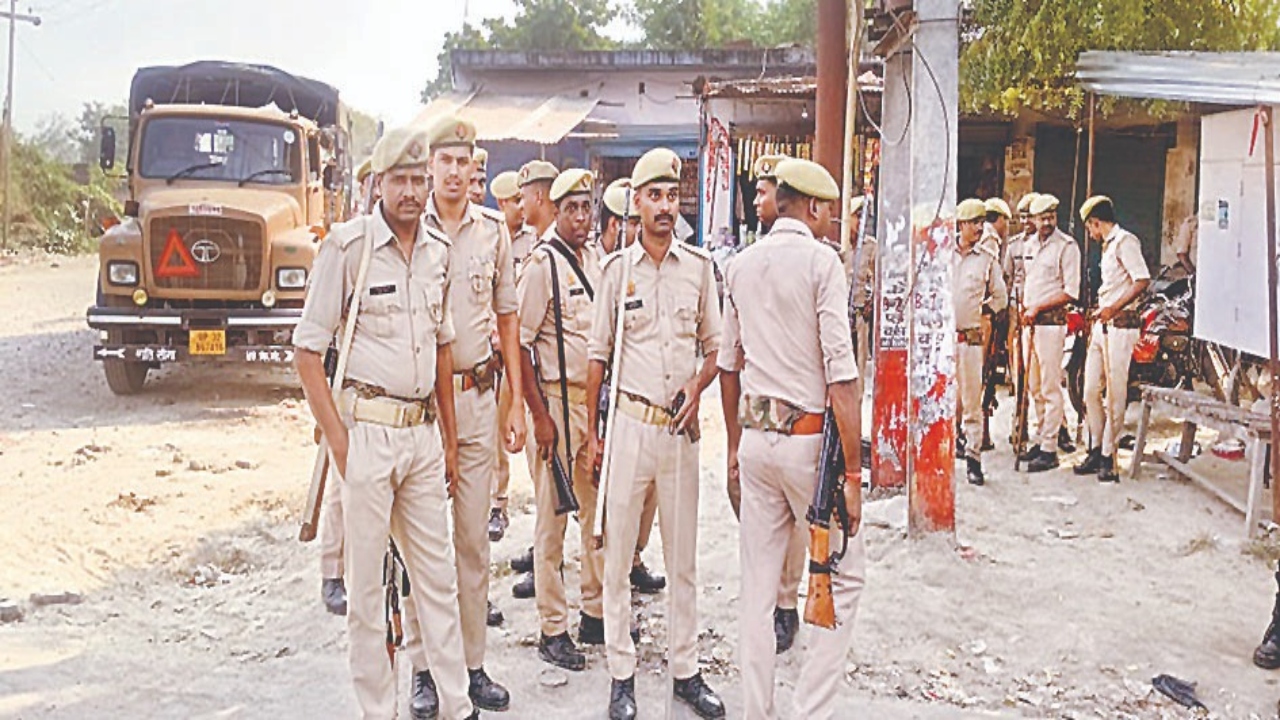 bahraich violence : पटरी पर लौट रहा जनजीवन, पुलिस लोगों से दुकान खोलने की कर रही अपील