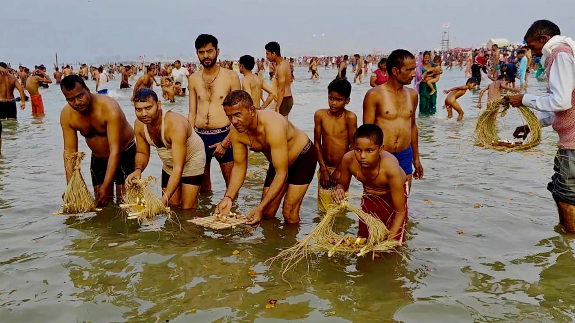 अमरोहा : तिगरी में गंगा घाटों पर हुआ दीपदान, जगमग हुआ गंगा घाट