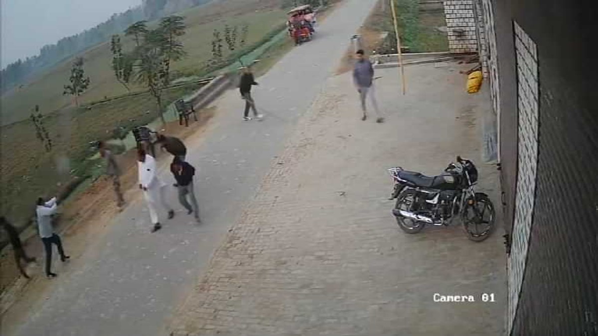 बरेली में युवक पर फायरिंग, गोलियों से गूंजा इलाका, वारदात CCTV में कैद