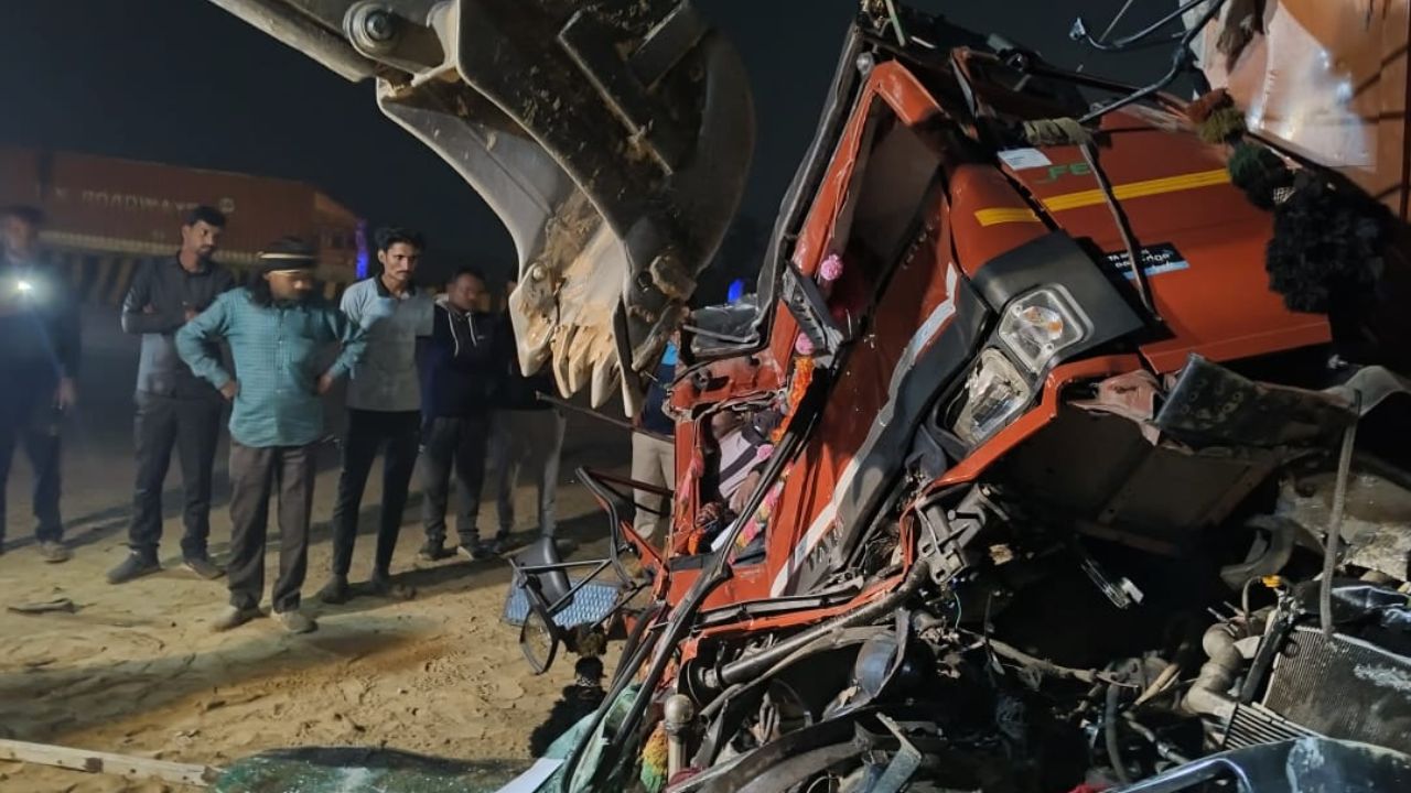 Unnao Accident: चालक को झपकी आने से डीसीएम आगे जा रहे हैं कंटेनर में पीछे से घुसा, चालक की मौत