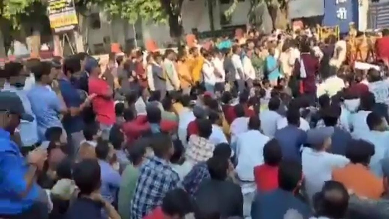 UPPSC Protest: मजिस्ट्रेट और पुलिस आयुक्त की बैठक रही बेनतीजा, दूसरे दिन भी आयोग के गेट पर डटे छात्र 