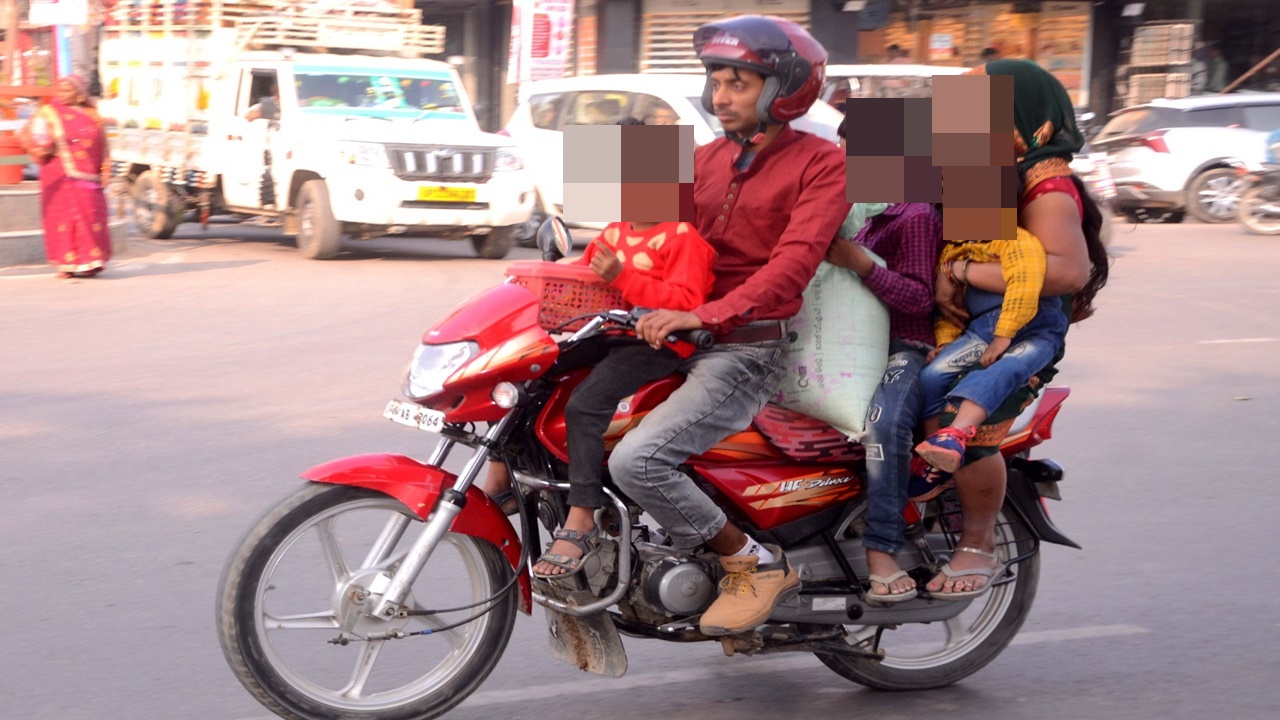 बाराबंकी में यातायात नियमों का उड़ाया जा रहा मखौल, कहीं बाइक को बना दिया आटो तो कहीं पुलिसकर्मी खुद नहीं लगा रहें हेल्मेट