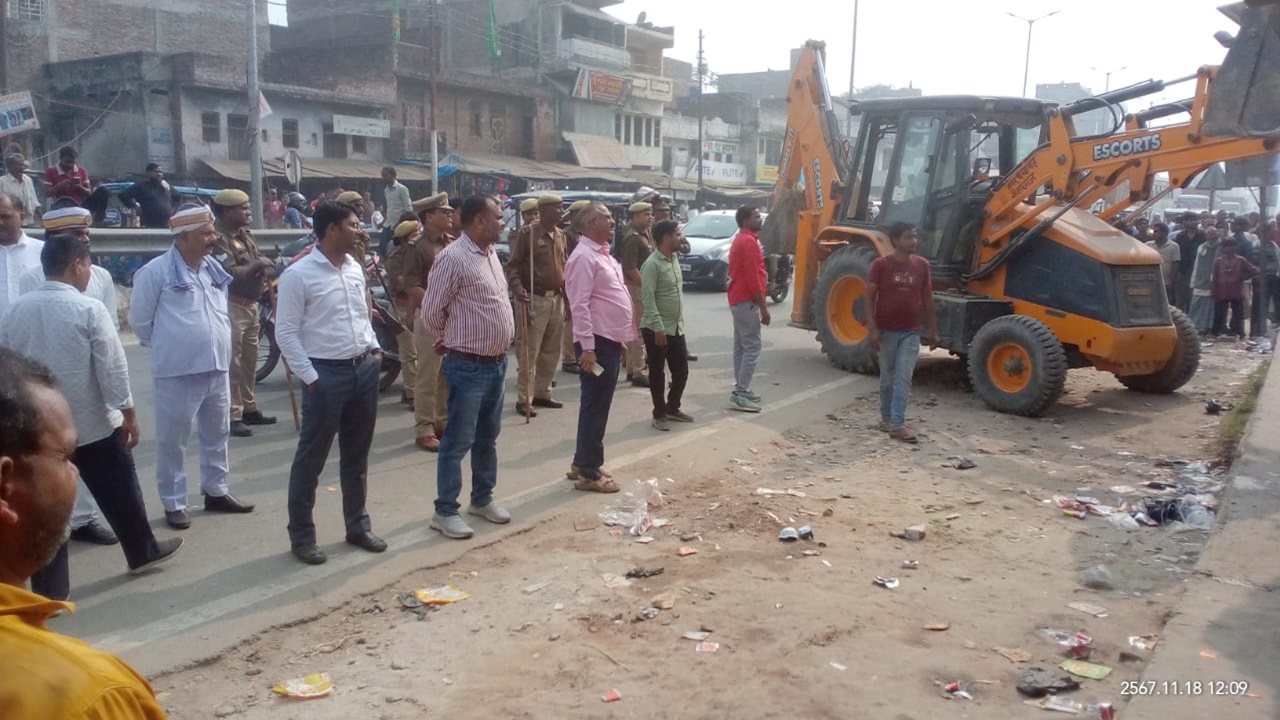 बहराइच: कैसरगंज में अतिक्रमण पर चला बुलडोजर तो मचा हड़कंप, तोड़ी गई कई दुकानें, स्थानीय लोगों ने की सराहना