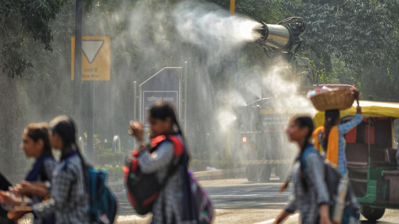 Air Pollution: यूपी के इन जिलों के स्कूलों में चलेंगी ऑनलाइन कक्षाएं, जानें वजह