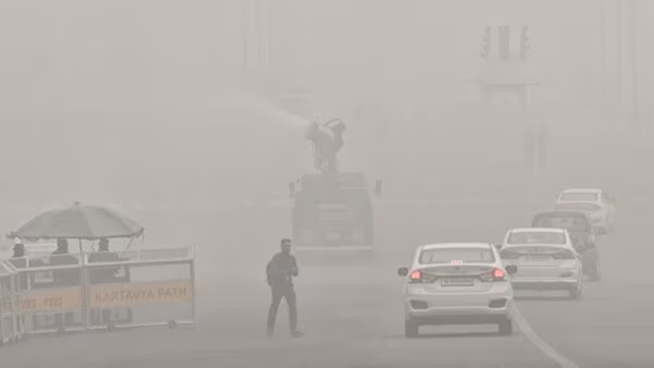 Delhi pollution: घने कोहरे में लिपटी दिल्ली, सांस लेना हुआ मुहाल 