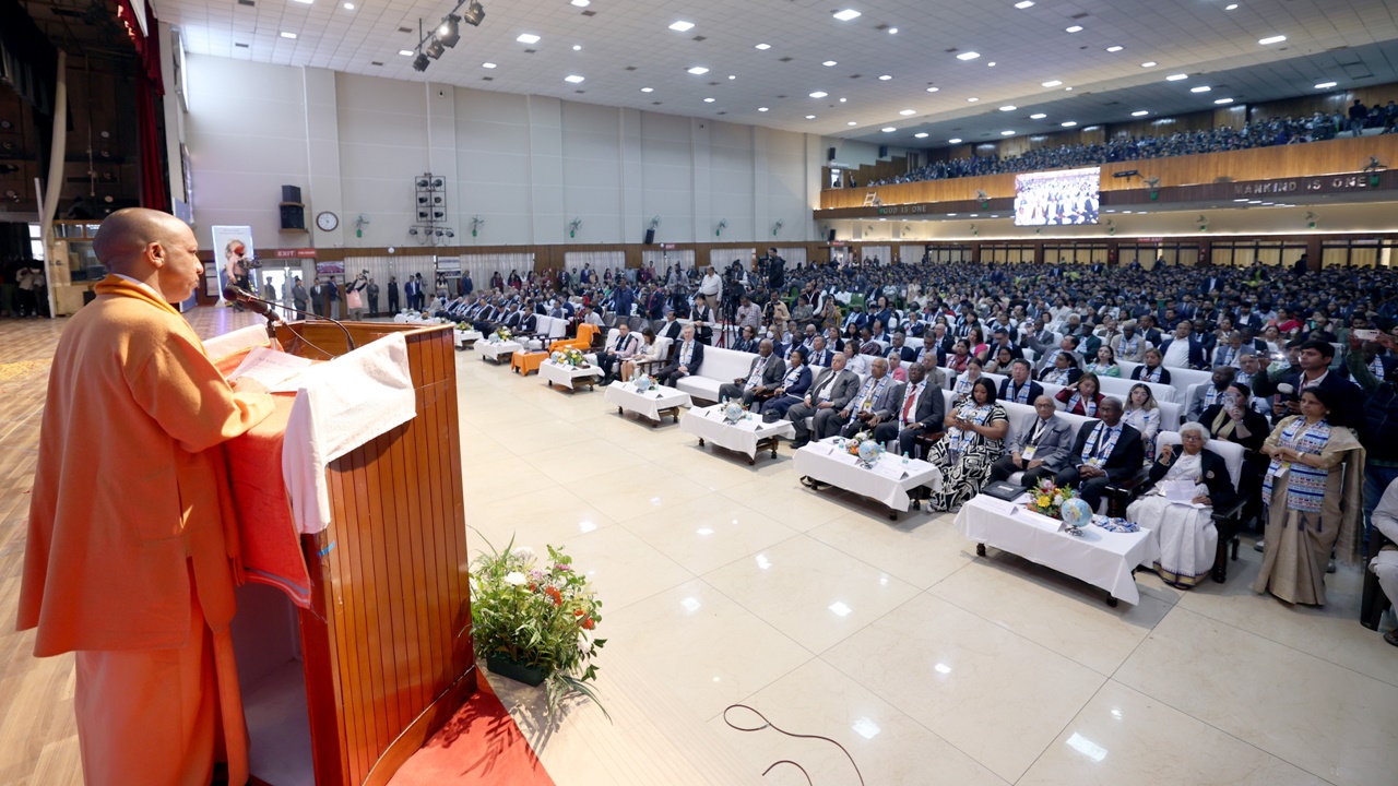  'वसुधैव कुटुंबकम' भारत का शाश्वत संदेश: बोले सीएम योगी- 'युद्ध समस्याओं का समाधान नहीं है'