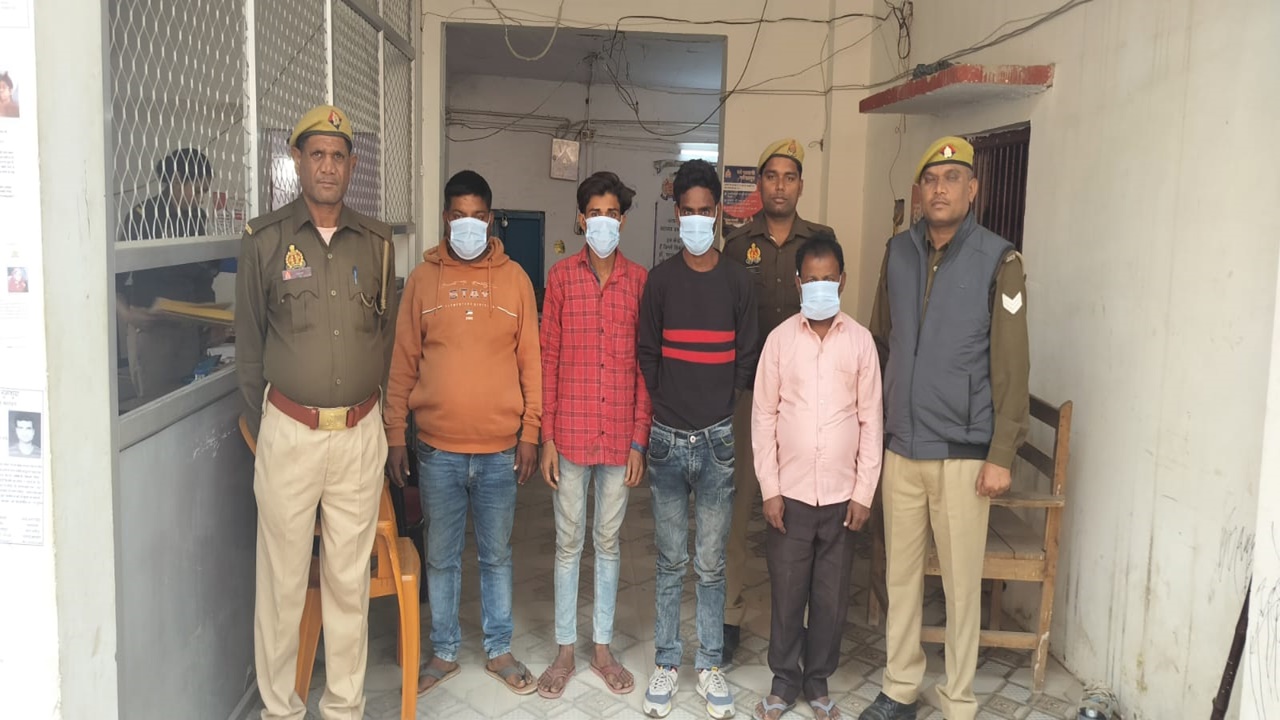 बहराइच: पुलिस ने मोबाइल चोर गिरोह का किया पर्दाफाश, 4 चोर गिरफ्तार, 25 Android Mobile और एक पिस्टल बरामद